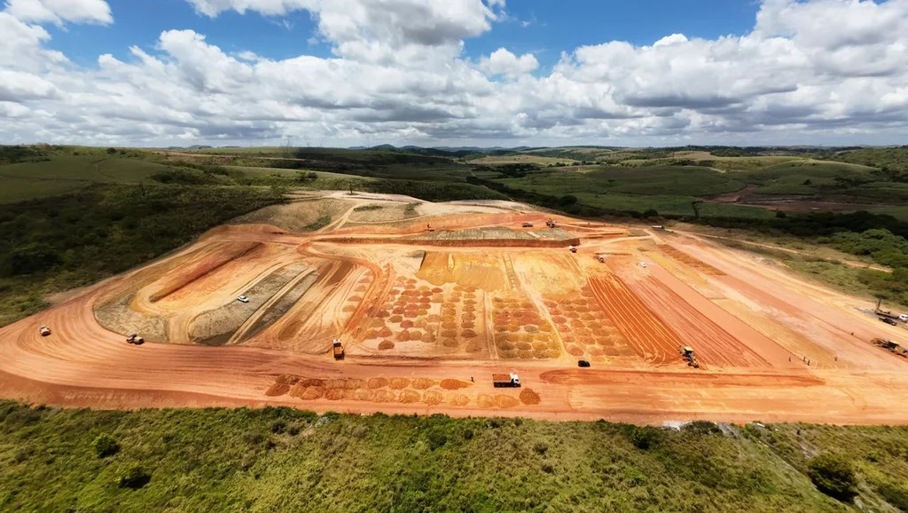 Vista aérea de terraplenagem e movimentação de solo